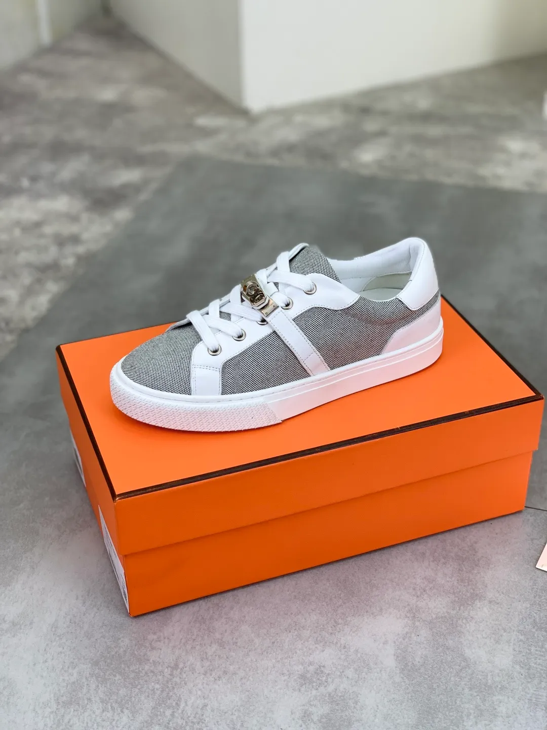 Men's men's shoes 💰P640 New Hermes top version Hermès classic couple style #𝐊𝐞𝐥𝐥𝐲 buckle casual white shoes skateboard shoes that will not conflict with shoes at all. Full of unknowns, Hermès rarely produces flat casual shoes and they are paired with classic palladium-plated Kelly shoe buckles! You'll fall in love with it at first sight. It's super versatile and can be worn with any skirt or pants. 🉑️Close your eyes and wear it. It's super noble. Fabric: Specific cowhide/canvas material. Lining: Sheepskin lining. Outsole: Original molded TPU outsole. Size: 35-45.